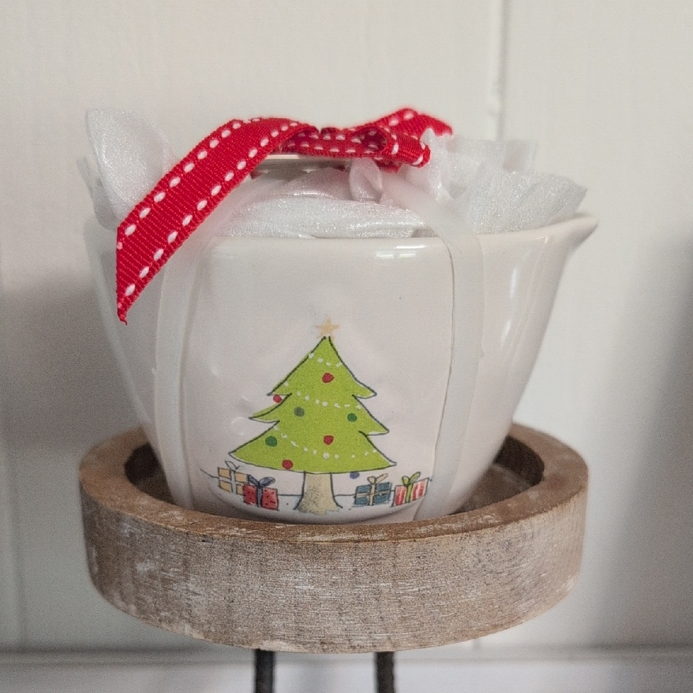 RAE DUNN CHRISTMAS MEASURING CUPS